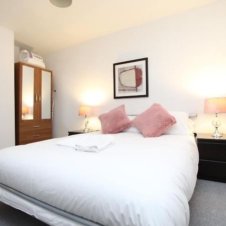 Spacious 1- Bedroom Apartment In E16 London Exterior foto