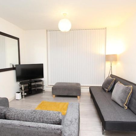 Spacious 1- Bedroom Apartment In E16 London Exterior foto