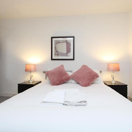 Spacious 1- Bedroom Apartment In E16 London Exterior foto