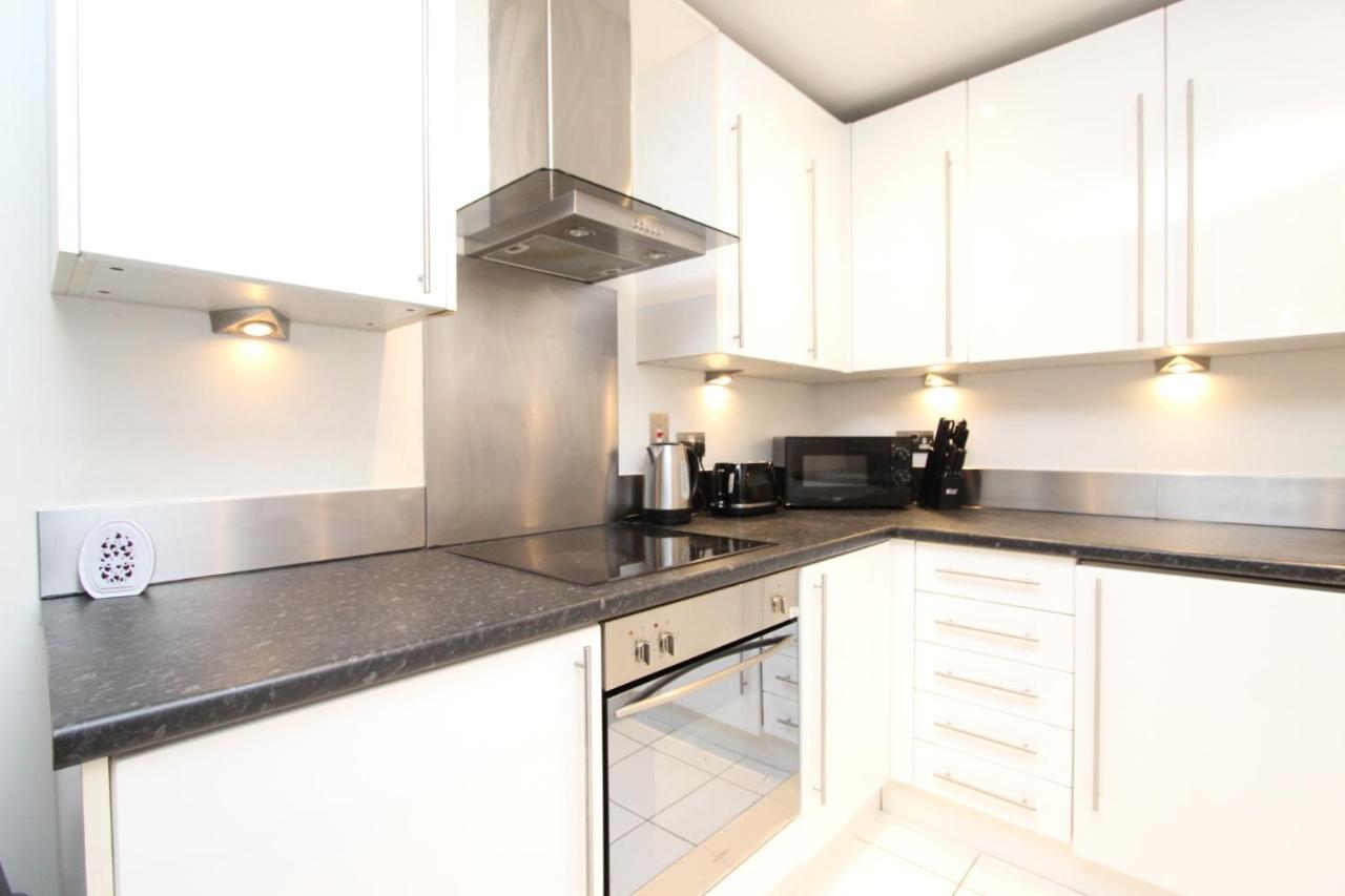 Spacious 1- Bedroom Apartment In E16 London Exterior foto