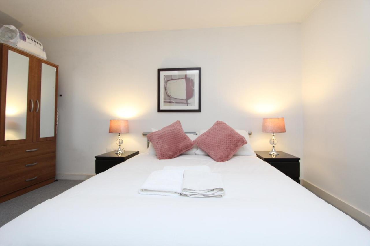 Spacious 1- Bedroom Apartment In E16 London Exterior foto