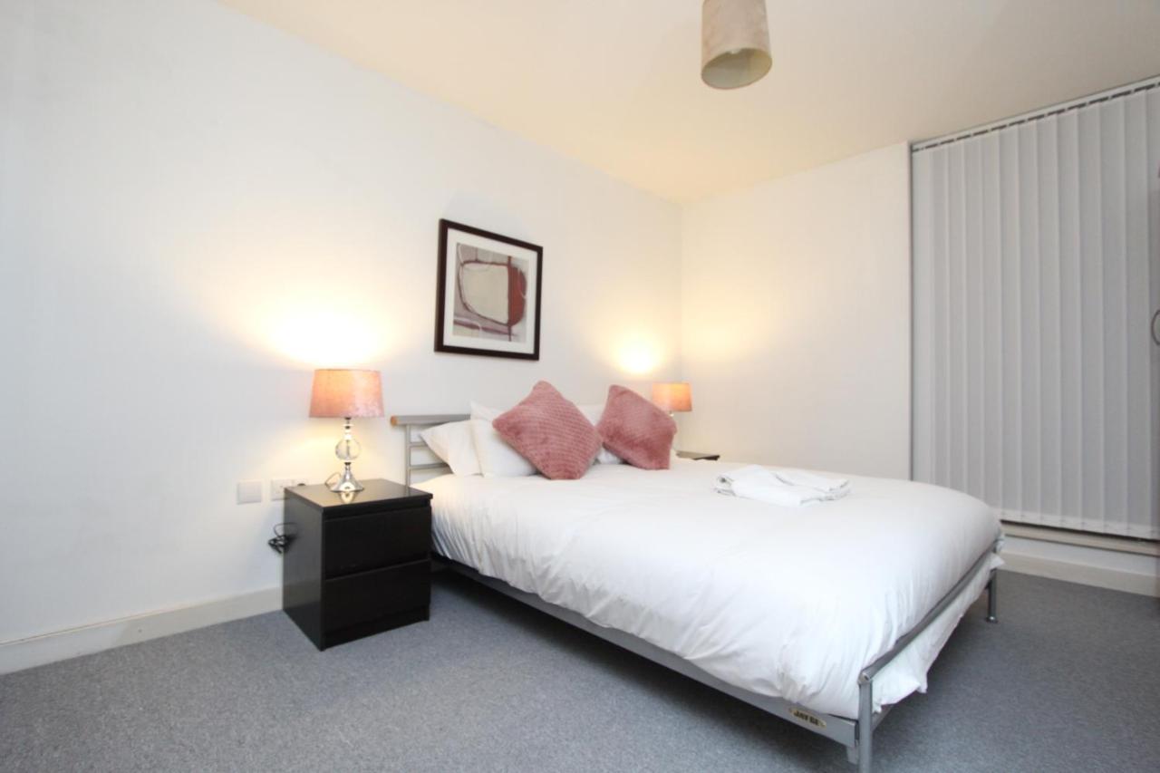 Spacious 1- Bedroom Apartment In E16 London Exterior foto