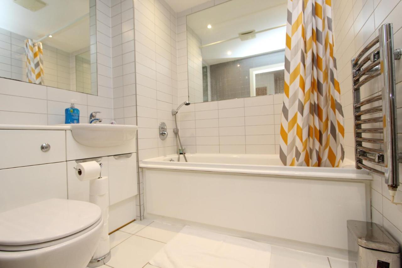 Spacious 1- Bedroom Apartment In E16 London Exterior foto